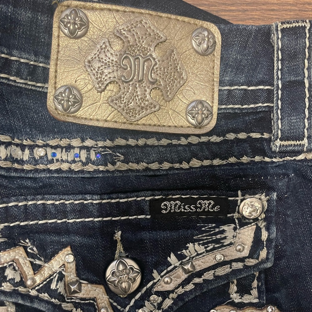 Miss Me Mid Rise Shorts - Picture 3 of 4